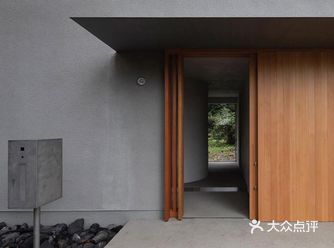 富士山南麓住宅位于富士山南麓的城镇北部，原本这是业主