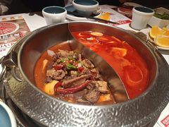 番茄牛尾鸳鸯汤-左庭右院鲜牛肉火锅(七宝领展广场店)