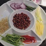 打开新世界大门。「港式腊味煲仔饭」煲仔饭酱油拌好