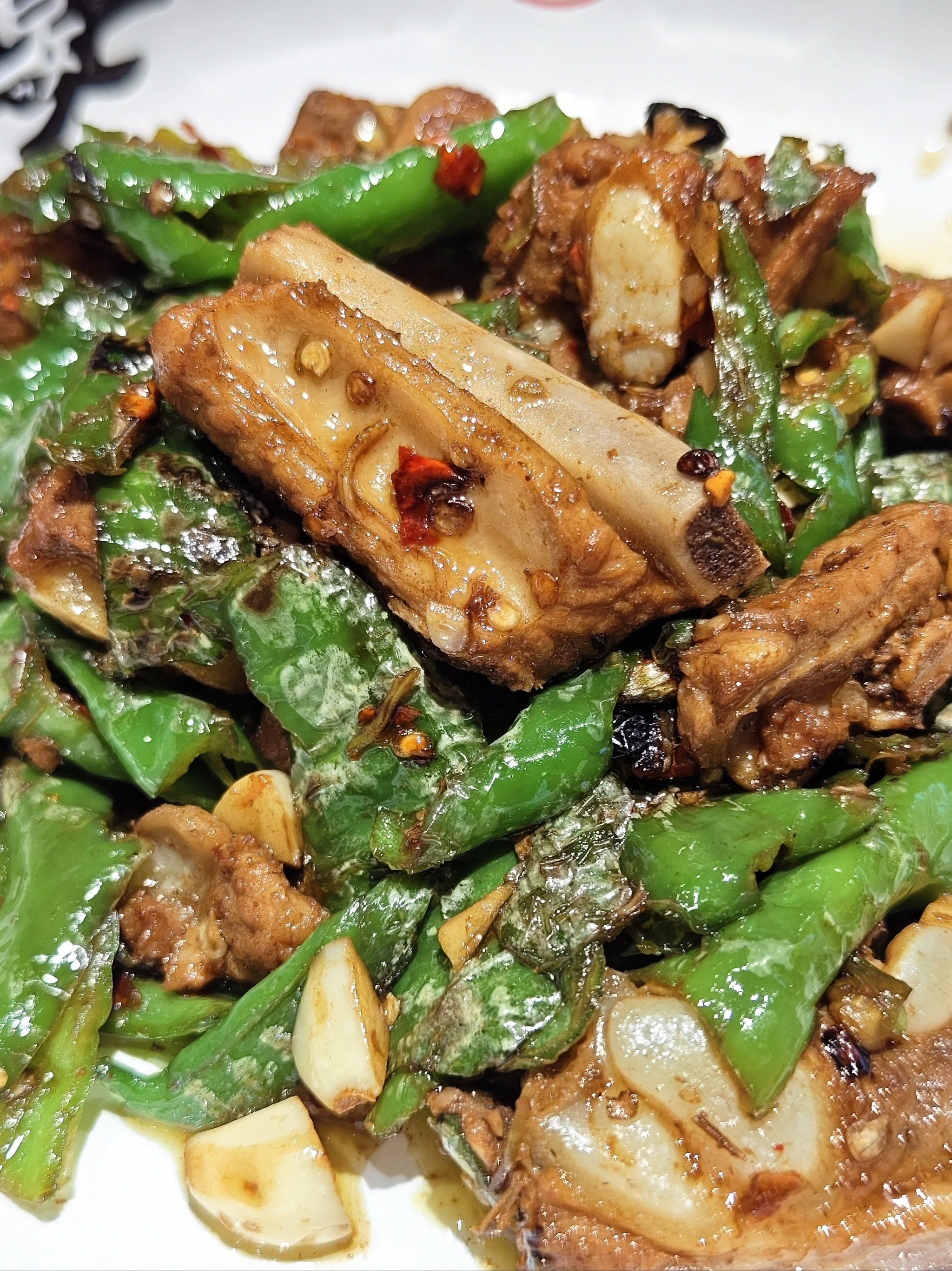 n「擂辣椒排骨」排骨真的好好吃,入口肉就化了,连骨头也可以轻易