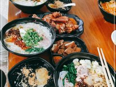 -鸿浩扒猪脚米线