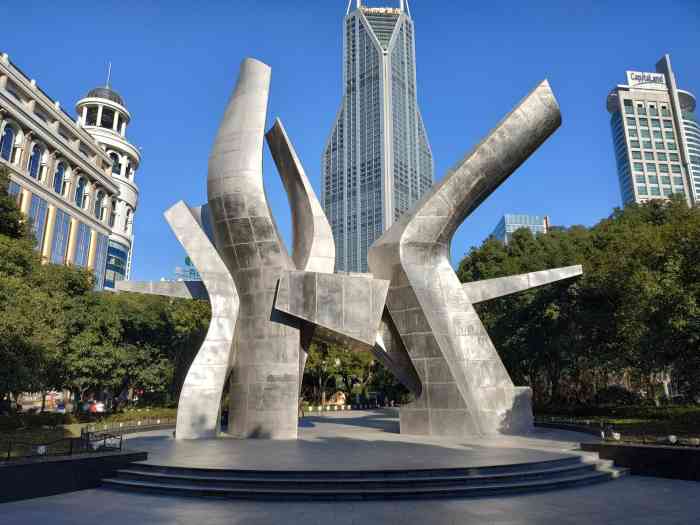 五卅广场位于上海的中心地带,由南京西路,西藏中路和九江路汇合而成的