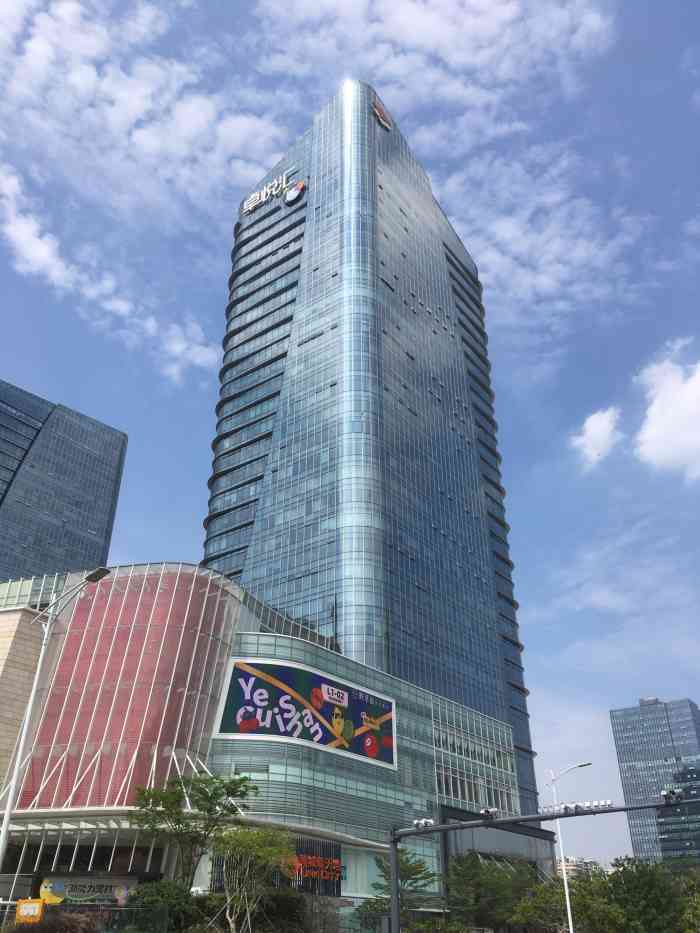 78上梅林地铁站旁边的大型商场,被周围各种高72大厦73绕着,附近