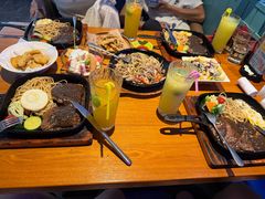 -豪客嘉族·麦尼顿西餐厅(乐福天下店)