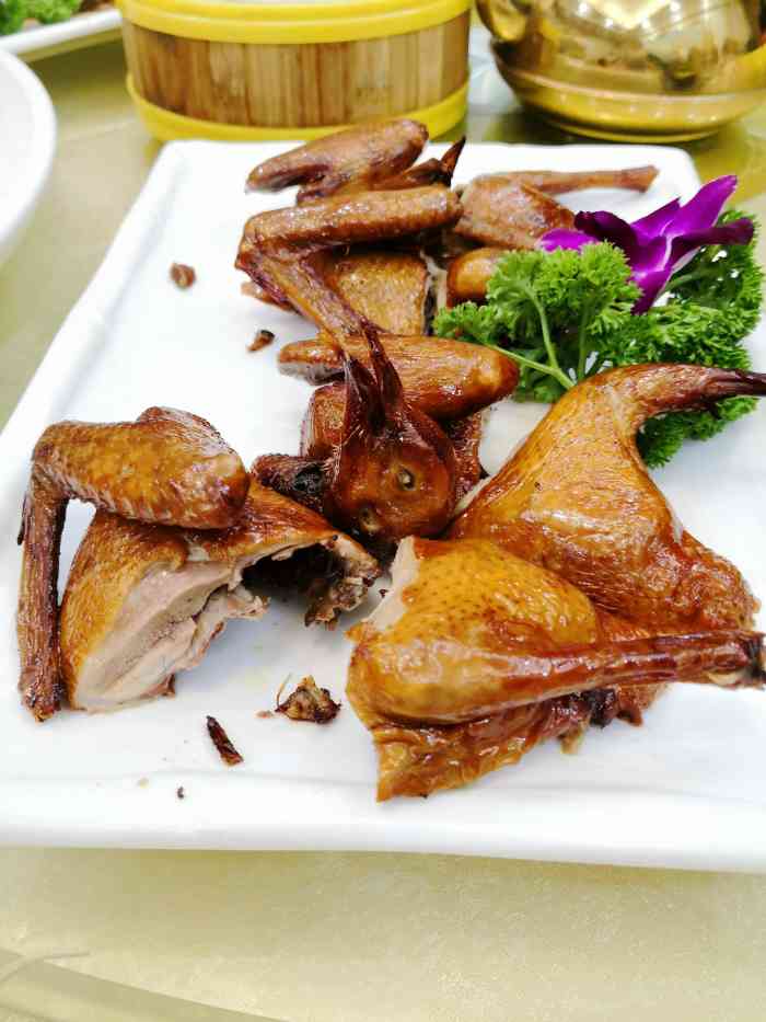 龙苑酒楼(龙华总店)-"酒店还是有点旧了,台布什么的都旧,生意还.