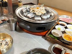 -围炉肉舍•炭烤活鳗•丹东海鲜烤肉(步行街店)