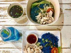 猪肉汤面-蝶豆花蓝面条
