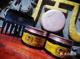 在洗完头后，吹头发是极重要的步骤，这时就先要对准发根