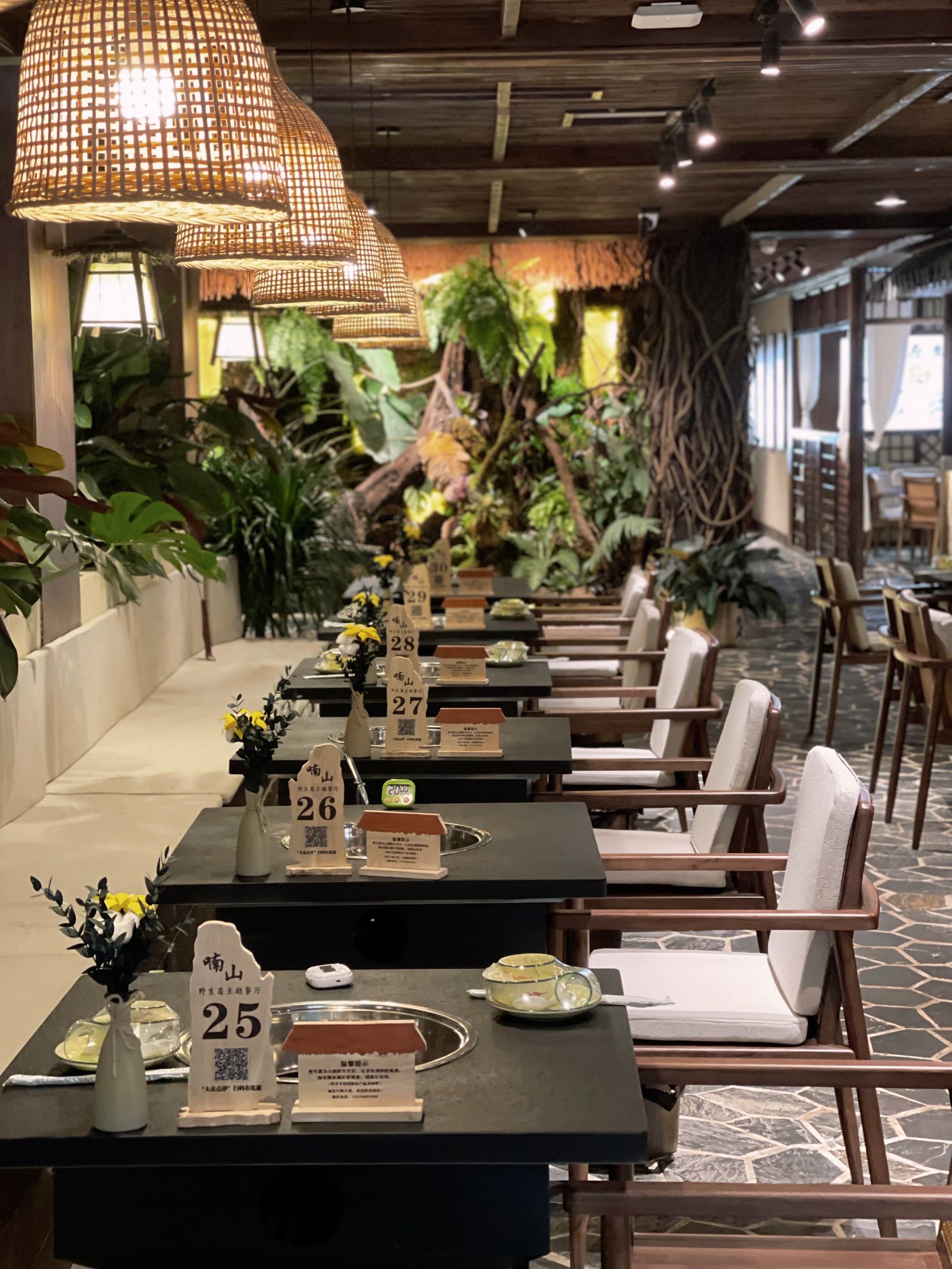 餐厅
环境真的没话说 
中式庭院风 到处都是各种可爱的花花