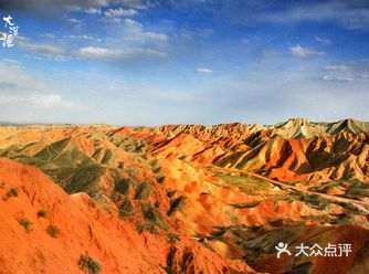 敦煌的风景是真的很值得一看的，莫高窟的壁画很具有时代