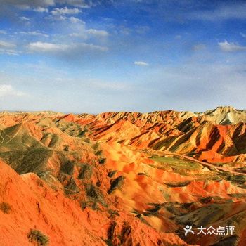 敦煌的风景是真的很值得一看的,莫高窟的壁画很具有时代