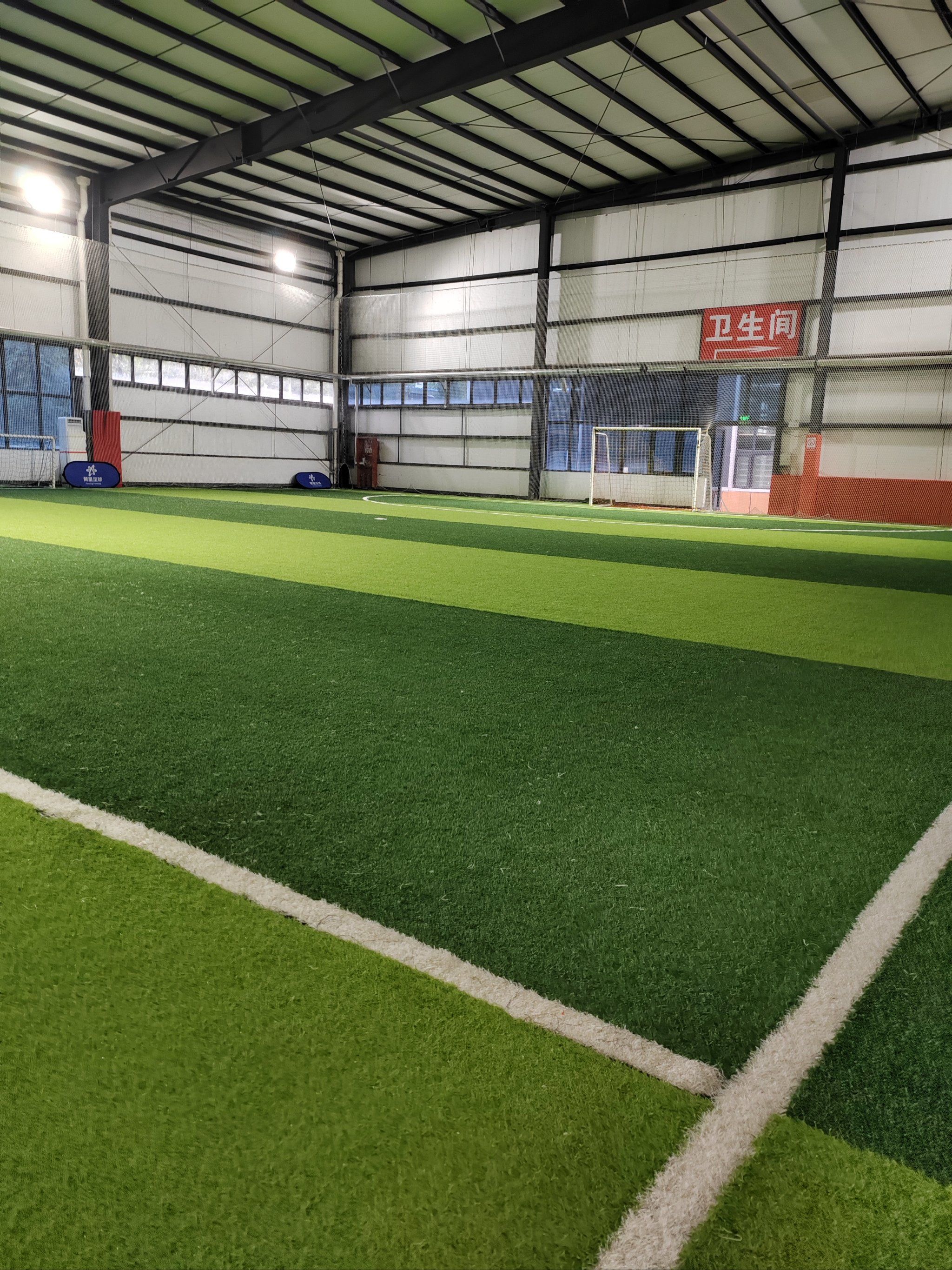 0元玩转这座城室内的足球场就是好,下雨天也不用怕