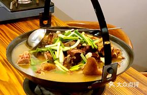 Enshi Smoked Pork Ribs in Traditional Tujia Pot