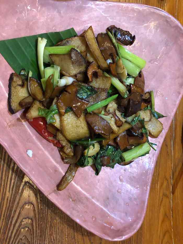 兩個人,點了香茅草烤羅非魚,傣味菠蘿飯,炸包漿豆腐配蘸水,包燒野生