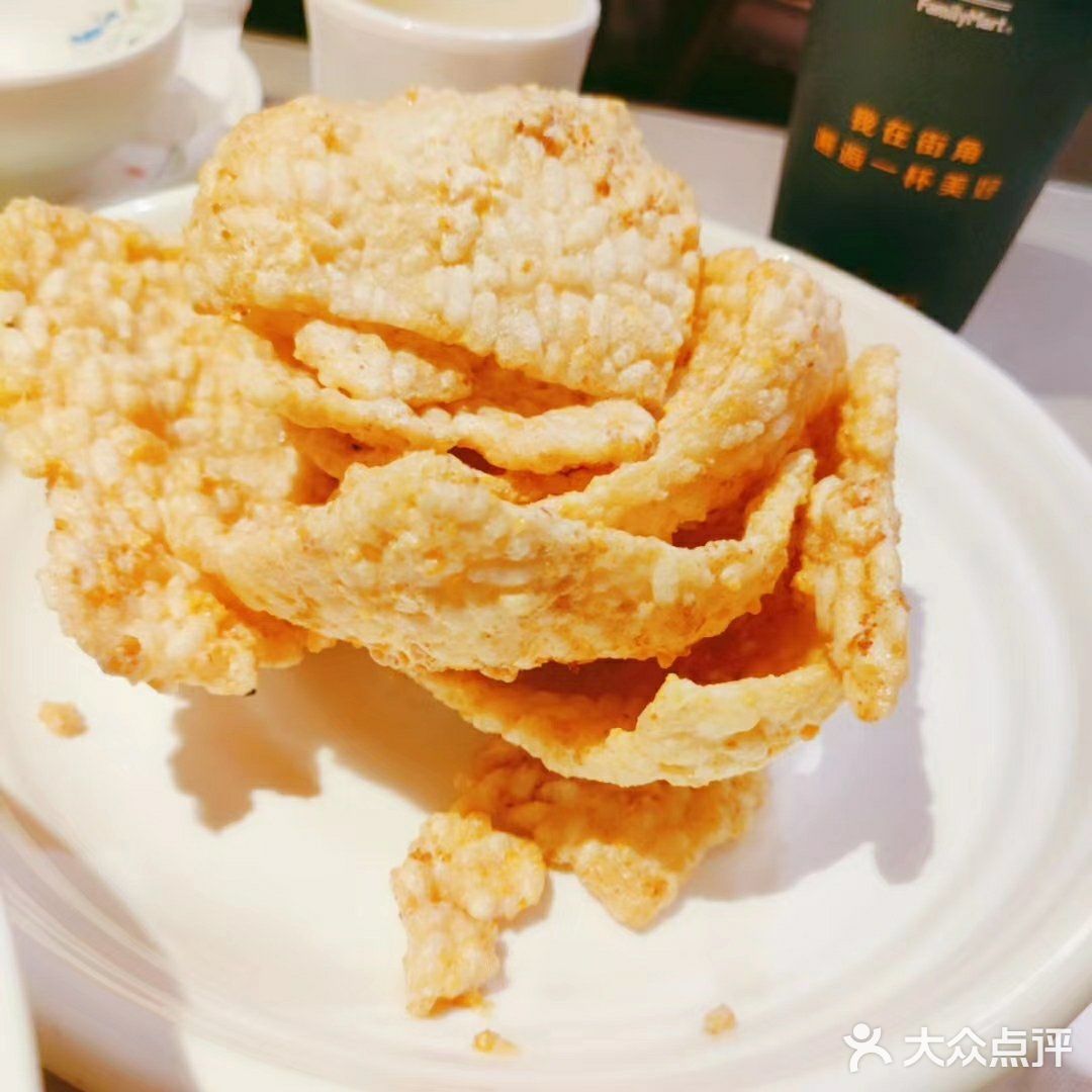 在李嘉嘉旁边，环境还是很不错的，菜品无功无过吧