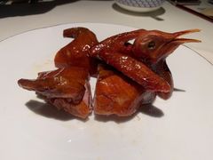 玻璃脆皮香茅石歧乳鸽-炳胜私厨(万象前海店)