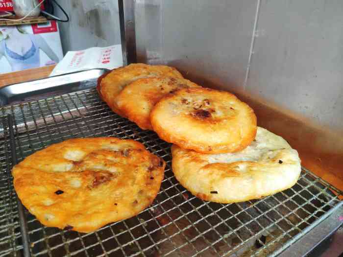 李记·土家鲜肉饼-"经过他家看到多新鲜的,就买咯一个!五块.