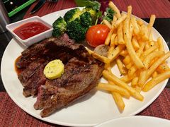 碳烤肉眼牛排及秘制牛排汁-WOLFGANG PUCK KITCHEN & BAR(迪士尼小镇店)