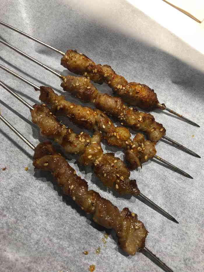 不错的一家烧烤店,晚上十点多来的,人还很多,肉质鲜嫩,肉串,羊蛋超