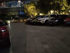 -繁花中心-停车场
