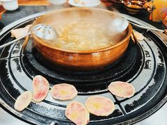 云南花心土豆片-阿山卓·野生菌火锅·纳西火塘烤肉