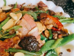 腊肉炒菌菇-海韵人家.海景花园经典云南菜(双廊店)