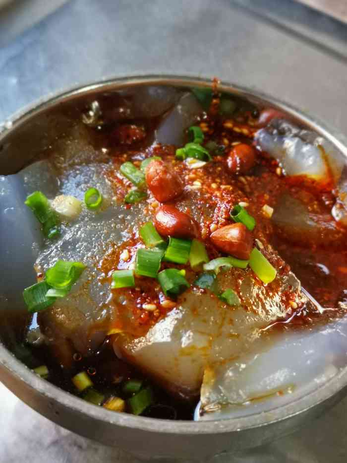 措姆凉粉-"就在酒店附近,来来回回看到总是很多人排队.