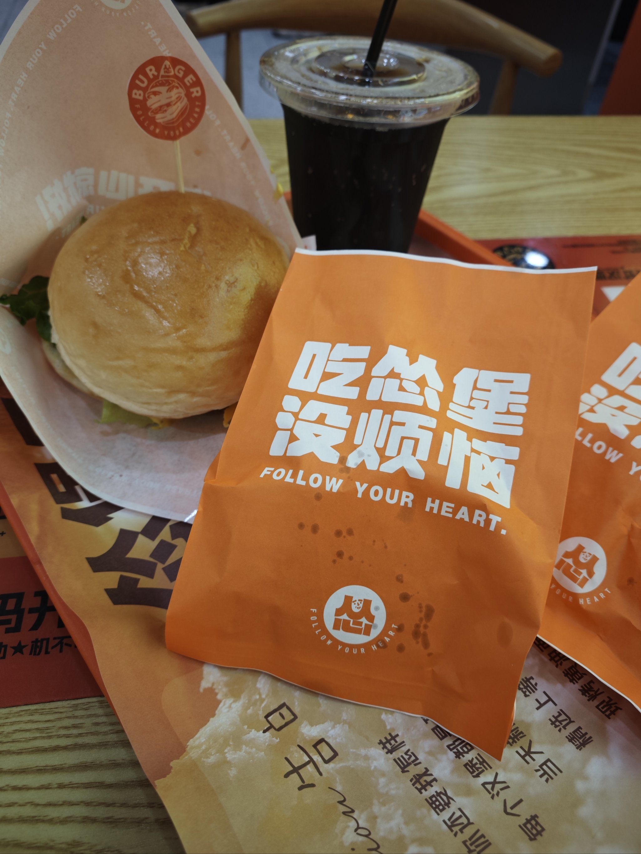 点了招牌的和牛牛堡套餐.说实在的,这个招牌的汉堡还不如小食好吃.