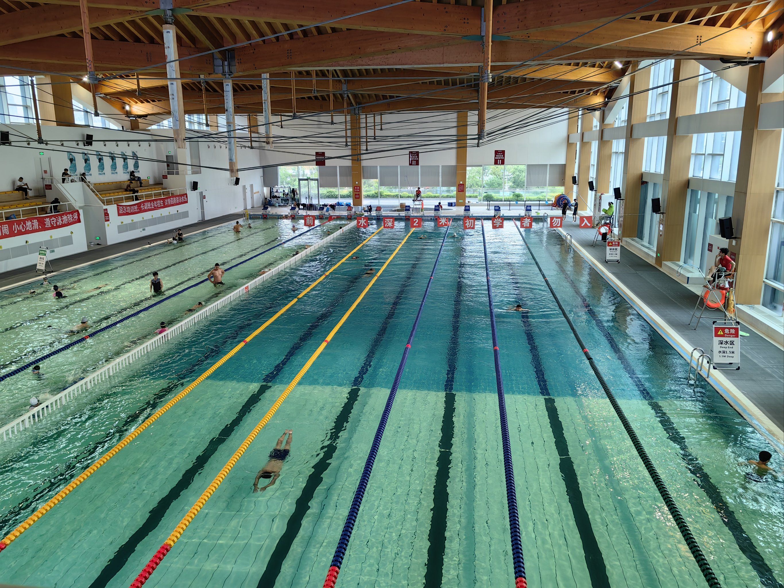 环境很好,很大,水质很干净,还有深水区