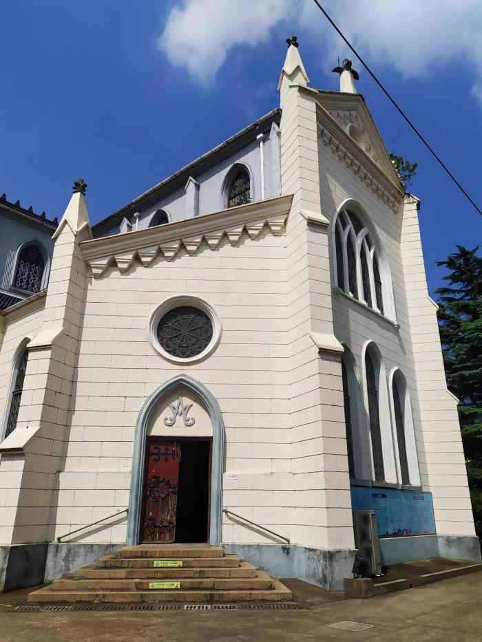 唐镇天主教堂-"乘地铁去唐镇办事,远远的看到一个尖顶教堂.