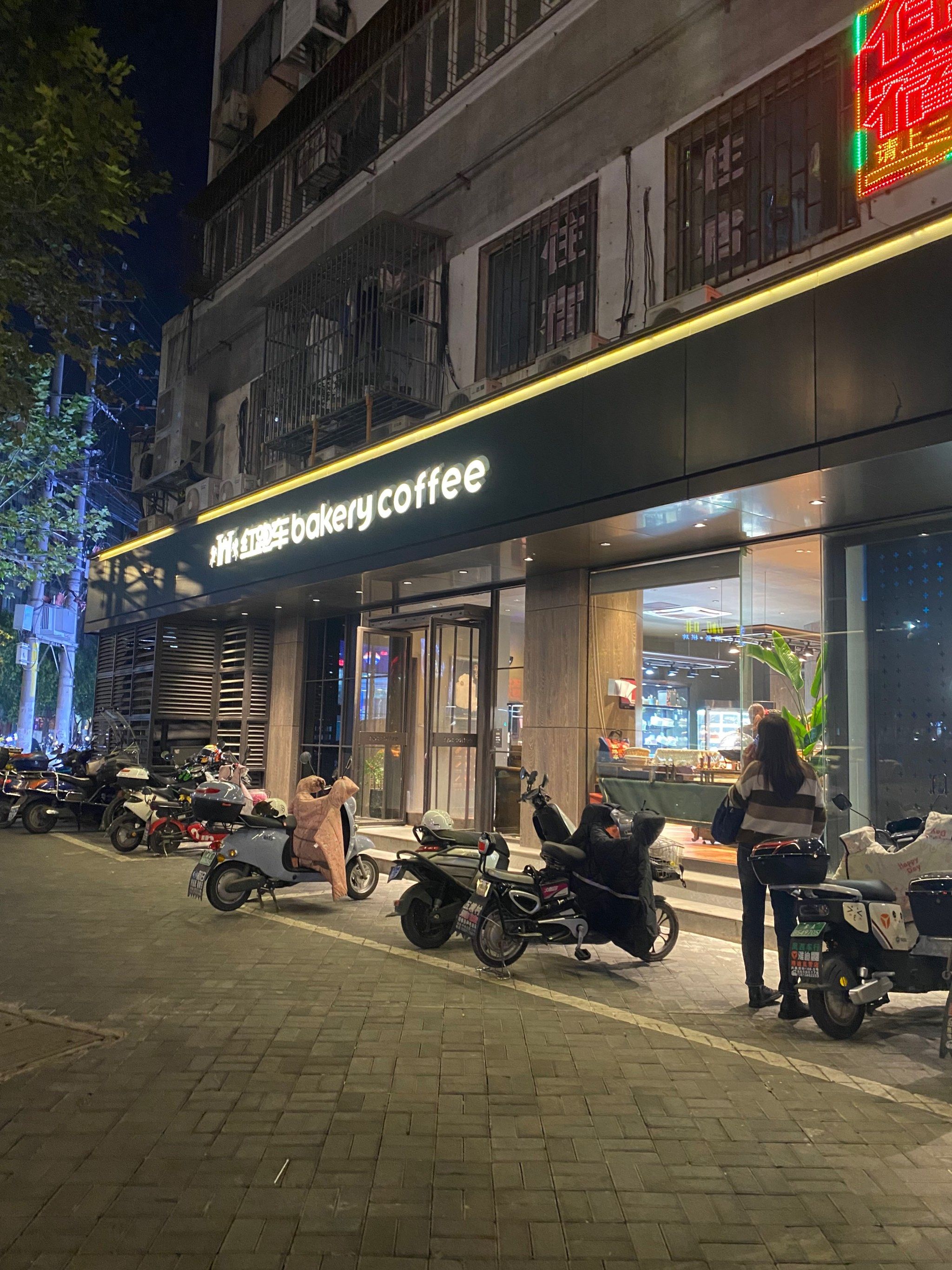 红跑车你为什么不倒闭 仙鹤街的红跑车服务员一个比一个拽