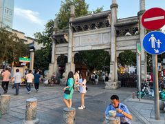 蹲在地上嗦粉-黑色经典臭豆腐·湖南特产(太平街口店)