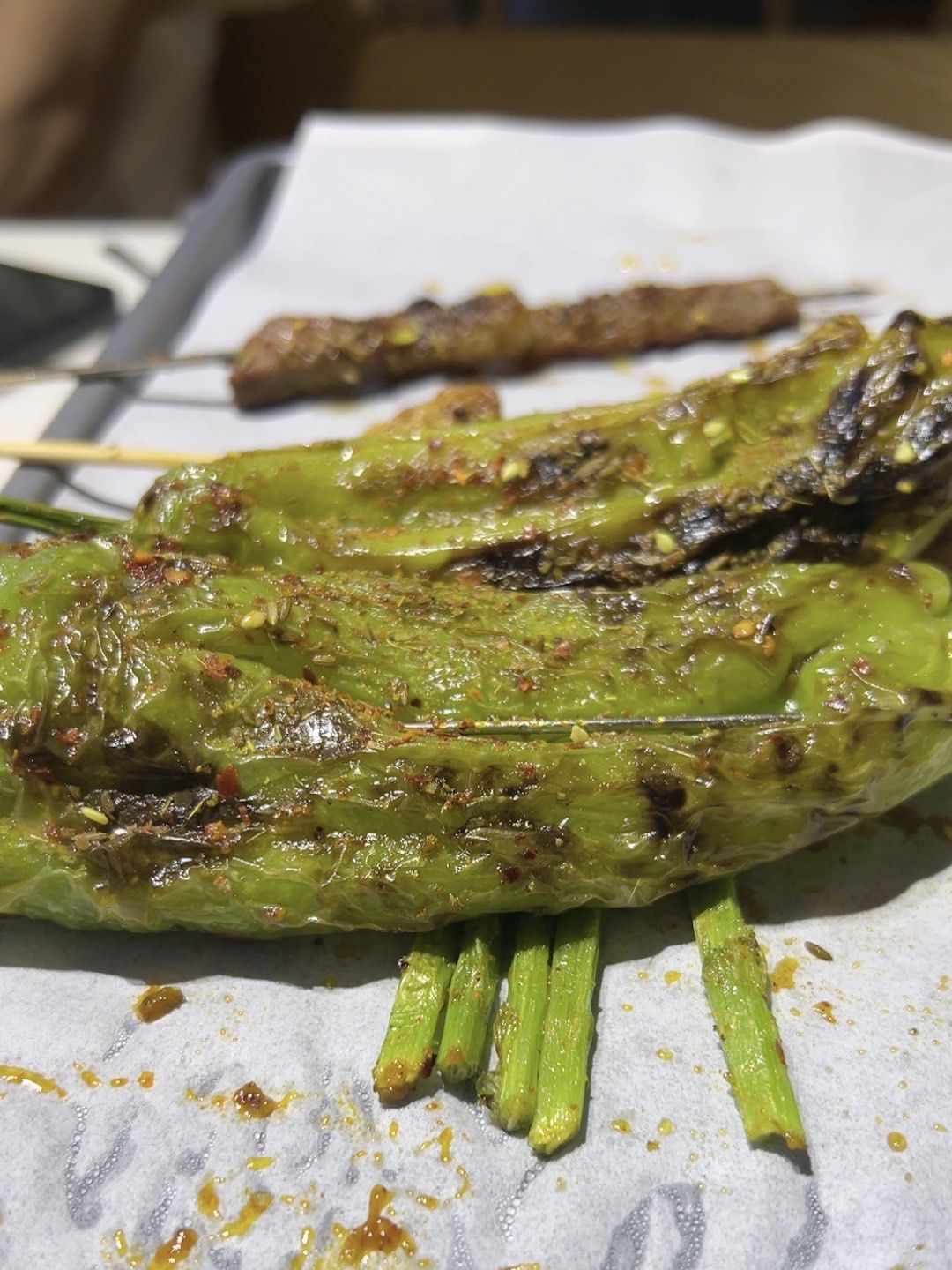 近每次想吃夜宵都来他家,
他家菜品很丰富,烤鱼,龙虾,烧烤各式各样