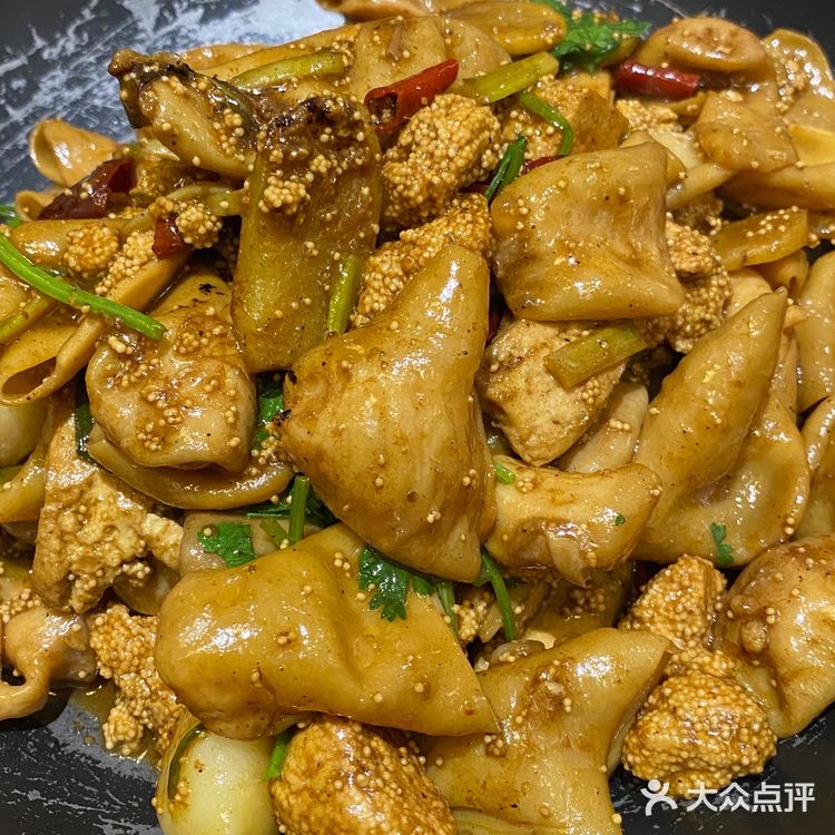 说是郑州前三名的信阳菜馆到这门口