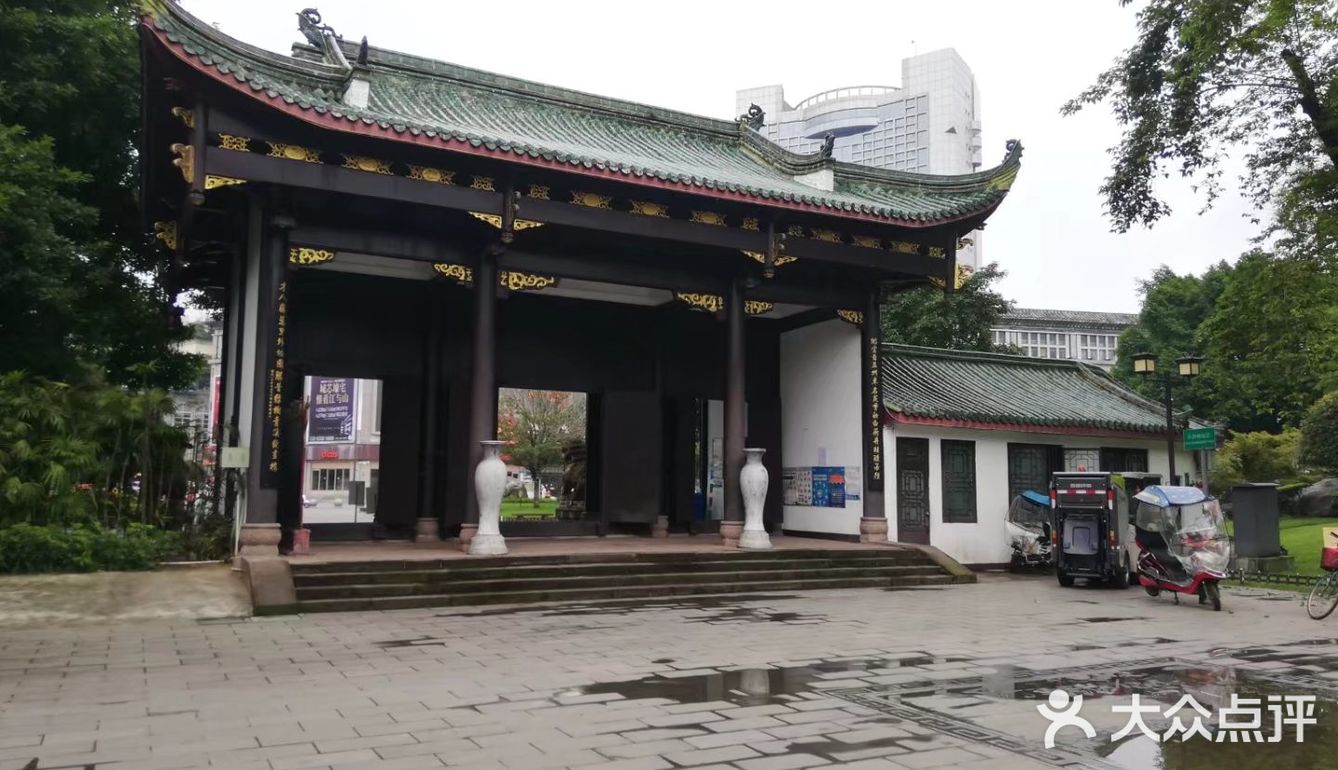 一个人在桂湖森林公园坐着发呆……