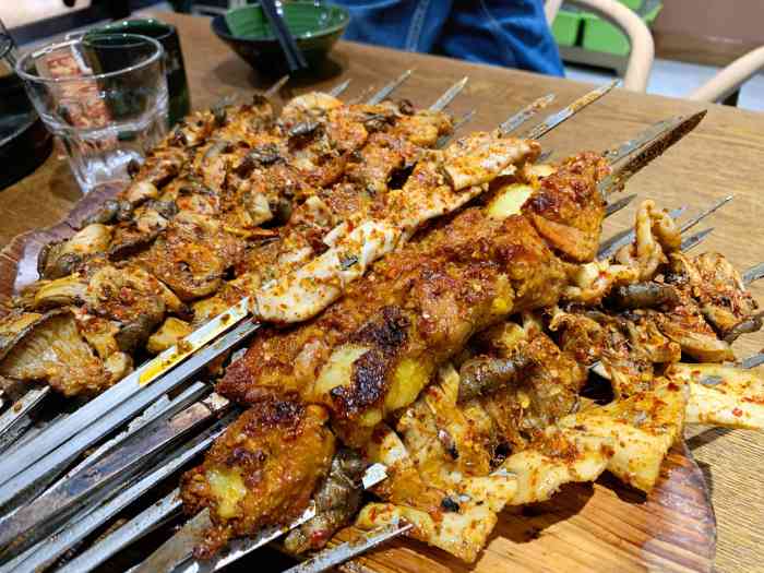 亮仔烧烤餐饮广场-"这个假期被困家中,来吃了好多次亮仔.说这.