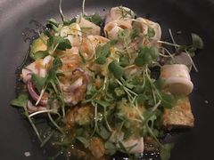 温海鲜色拉配牛油果-Carbon莫卡哆·意大利复古集市餐厅(杭州大厦店)