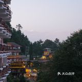 出特里布万机场，接机地接机场出口举着姓名牌