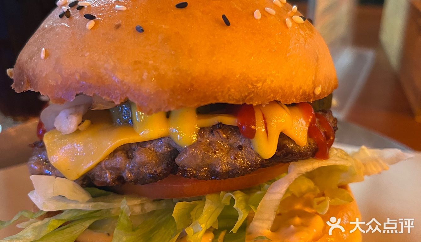 步行街这家美式汉堡店绝了，篮球迷不能错过