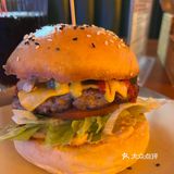 步行街这家美式汉堡店绝了，篮球迷不能错过