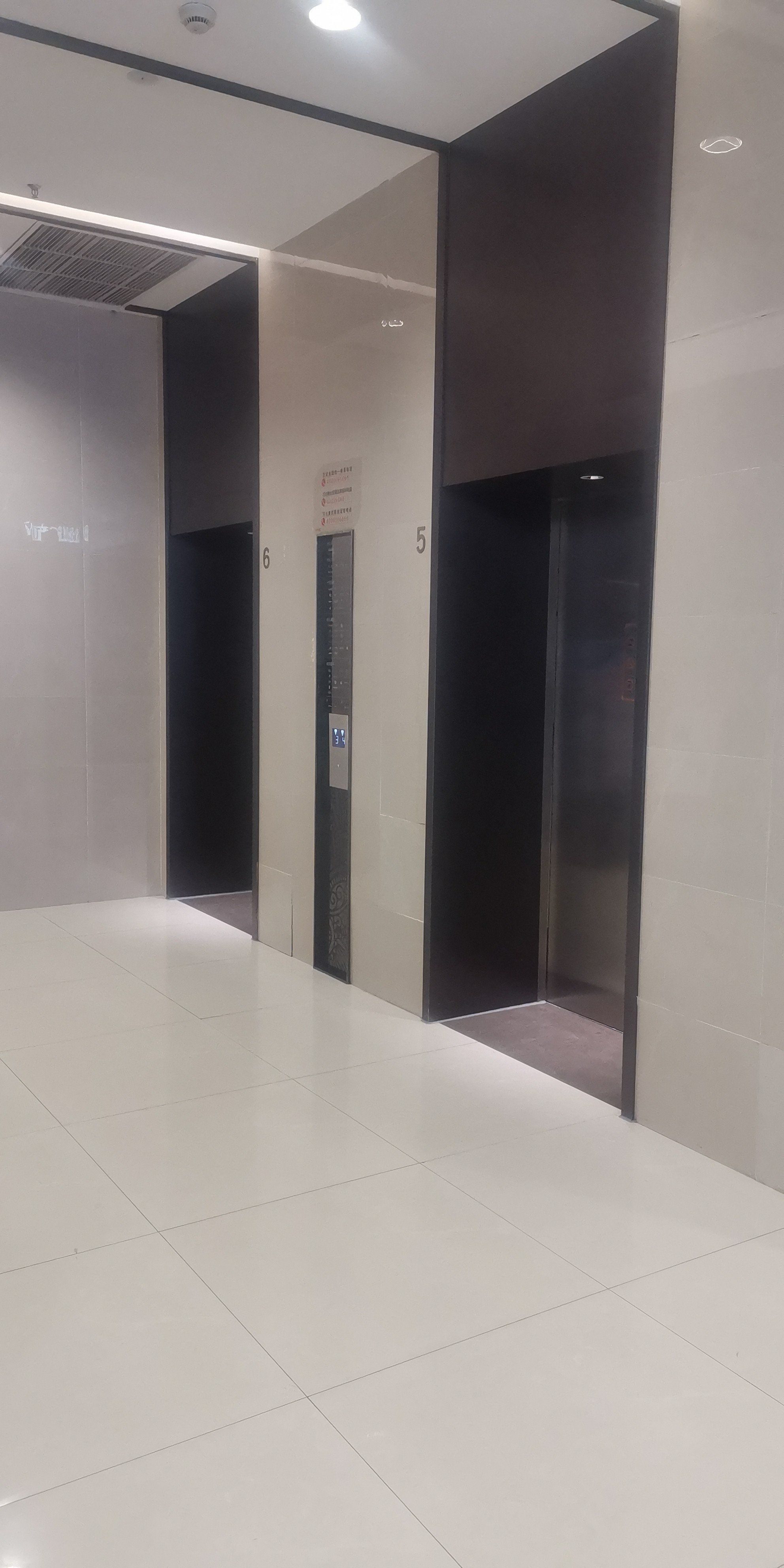 干净的电梯口,就是商业氛围少了点,还是很不错的