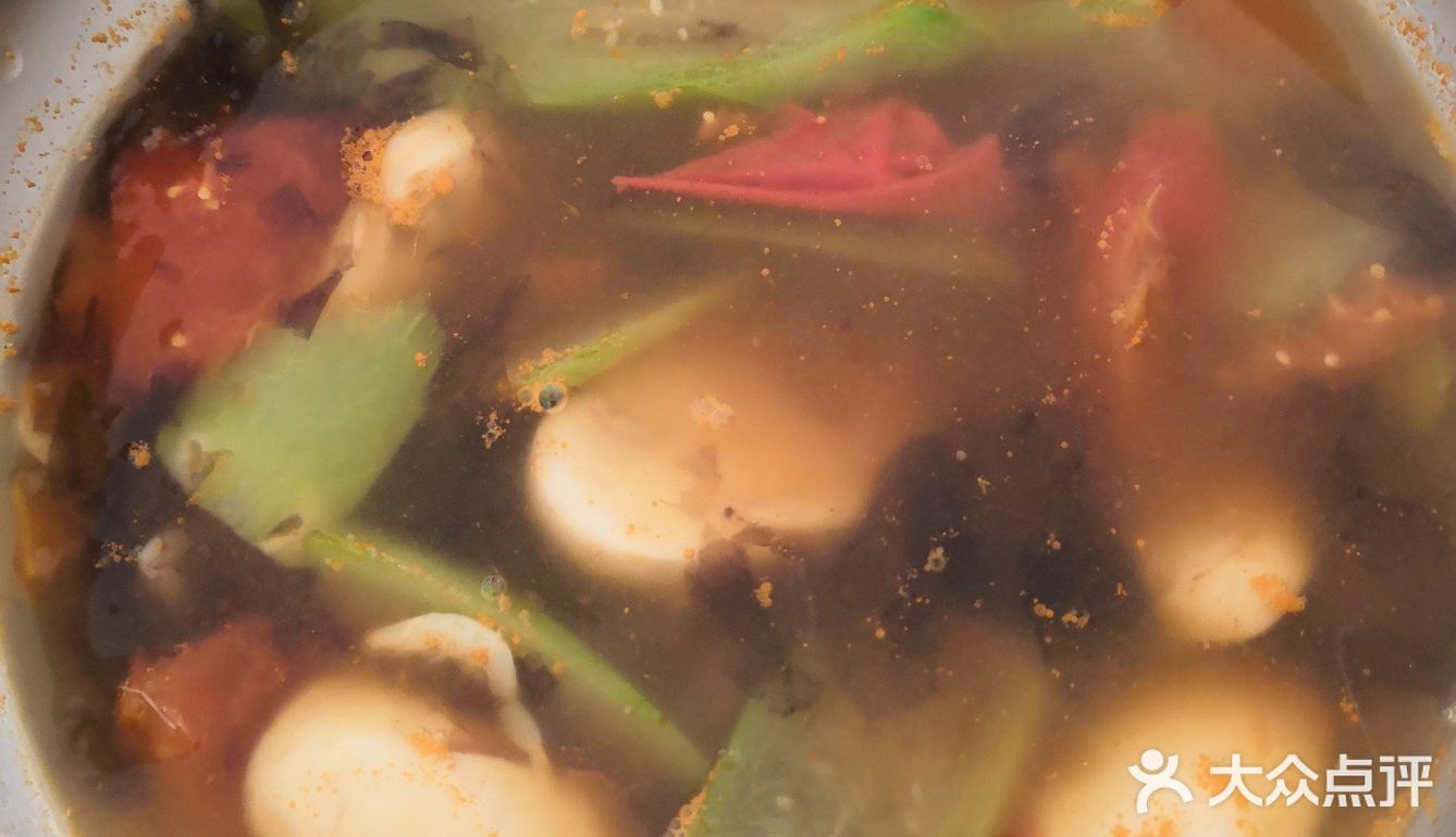 西红柿和丝瓜洗干净，也都去皮。西红柿切块，丝瓜切片