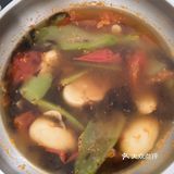 西红柿和丝瓜洗干净，也都去皮。西红柿切块，丝瓜切片