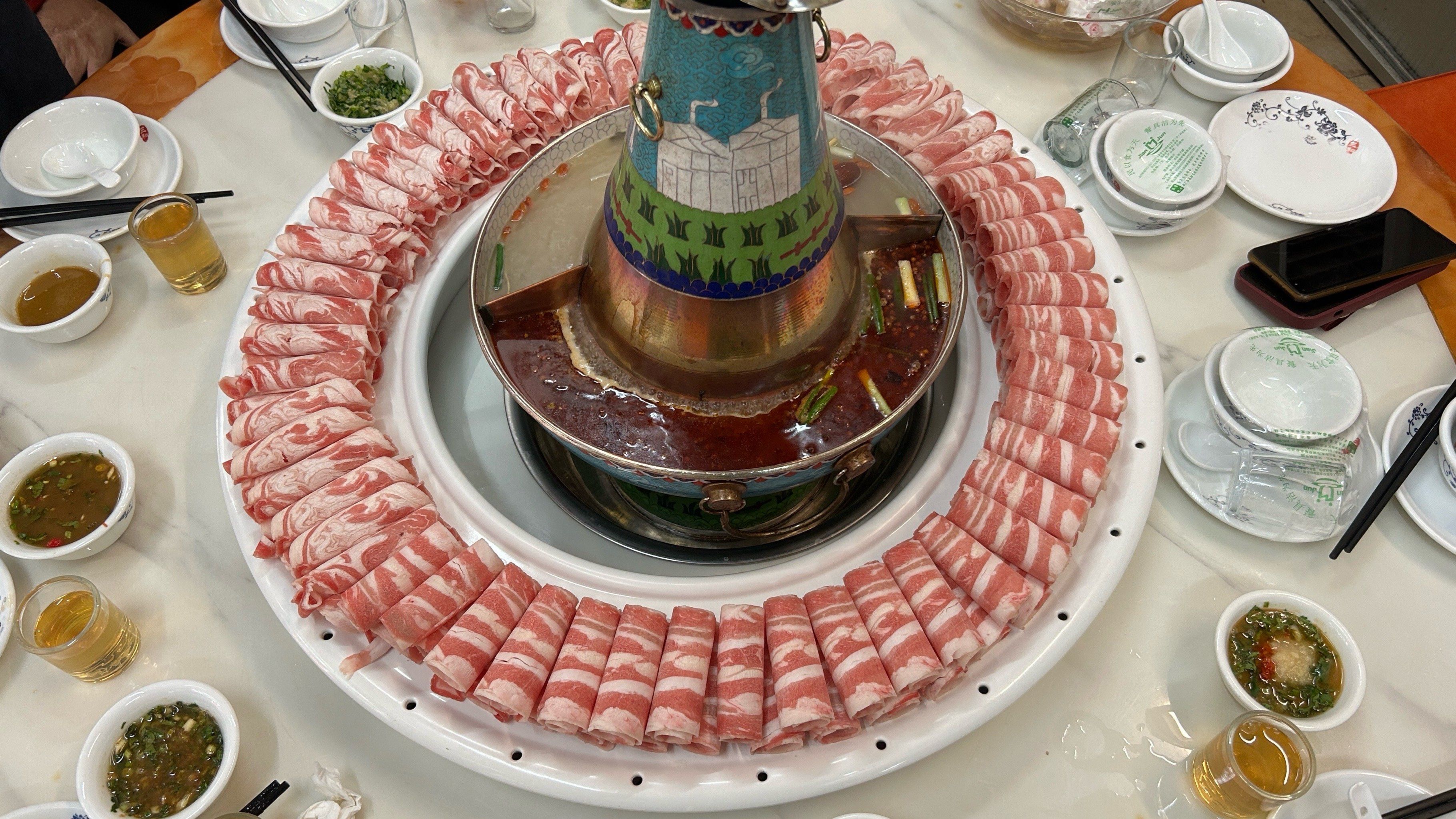 店位于皇朝广场大路边,环境简易舒适