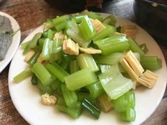 芹菜腐竹-宝瑞门钉肉饼店