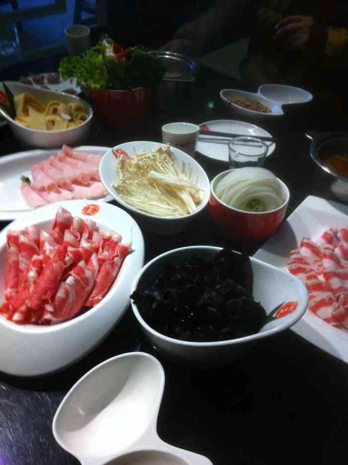 王品健康火锅-"服务员上菜不是一般两般的慢,还上错桌了.