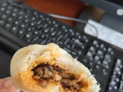 麻辣香菇鸡丁包-老陶包子铺(南大西南村店)