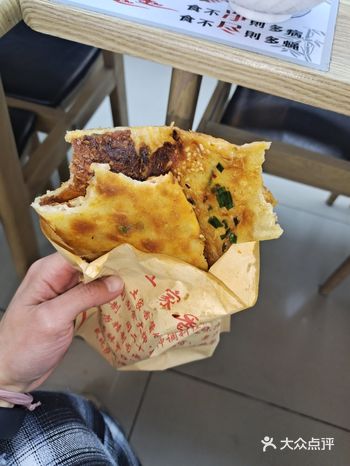 本想吃糯玉米，我换成了刚出锅的酱香饼