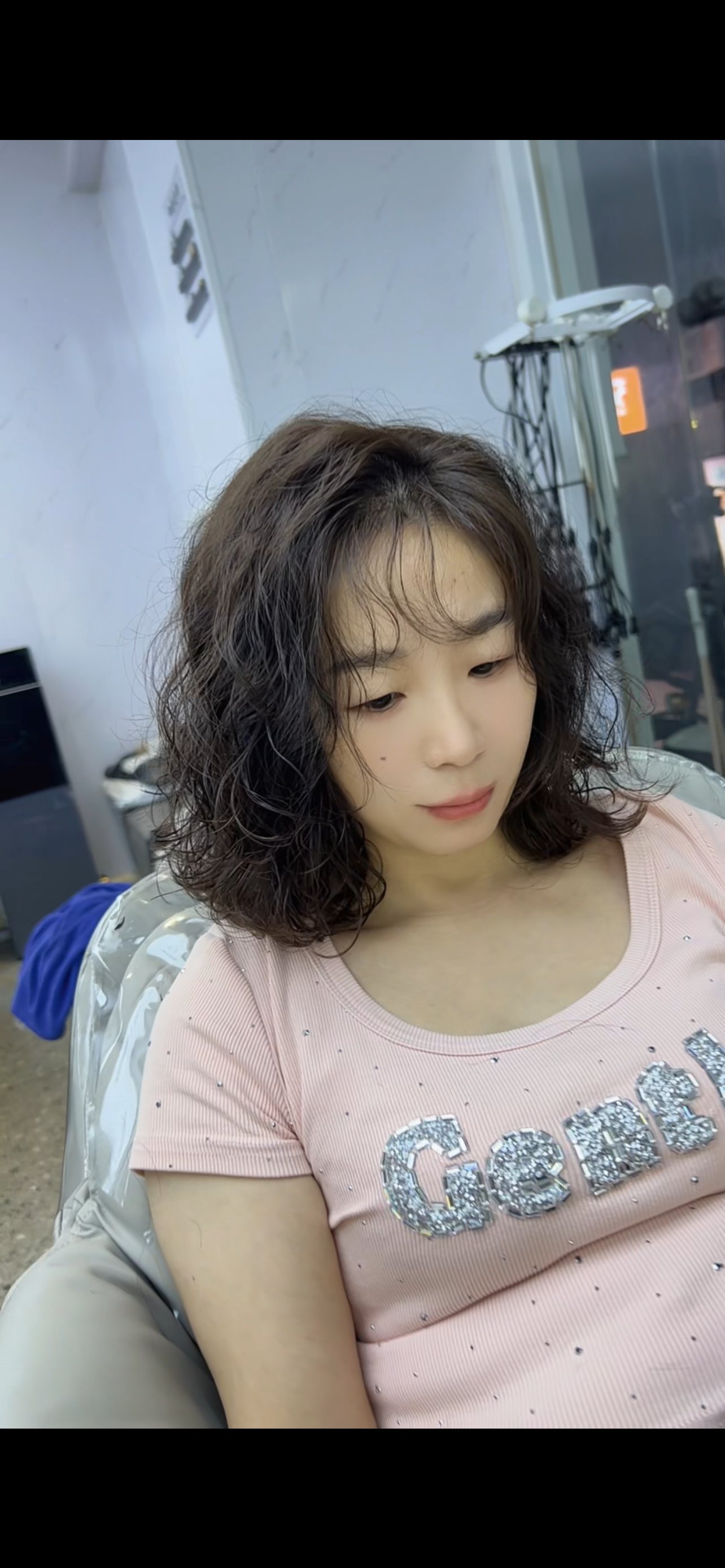 圆脸50岁适合烫什么卷发(50岁圆脸留什么头型显得年轻)