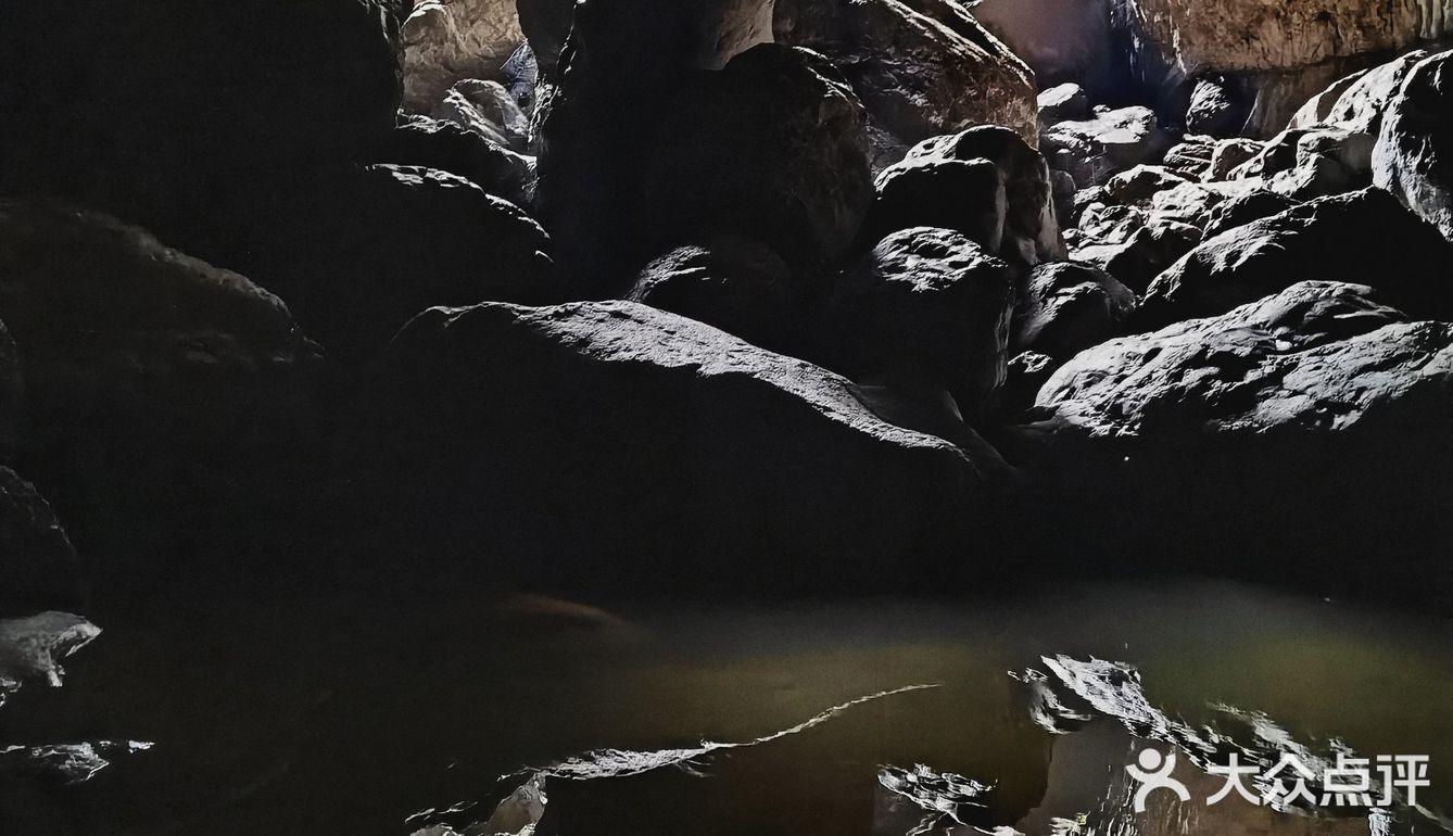 乐山沙湾硝斗岩瀑布